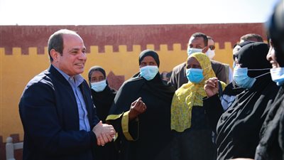 الرئيس السيسي يتفقد قرية غرب أسوان المتضررة من السيول 