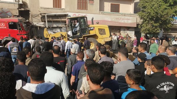 تجمهر الأهالي بمحيط