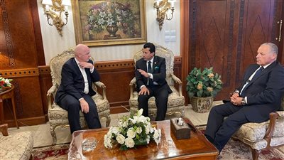وزير الرياضة يستقبل رئيس فيفا بمطار القاهرة الدولي