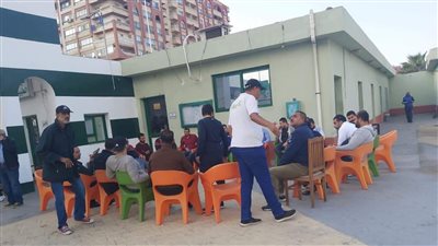 بسبب تأخر الرواتب.. موظفو نادي المصري يضربون عن العمل ويهددون باللجوء للشرطة | صور