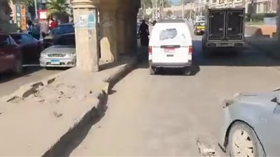 هبوط أرضي أسفل كوبري المندرة بالإسكندرية.. ولجنة هندسية تعاين الموقع