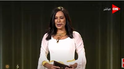 مقدمة حفل طريق الكباش تظهر بقلادة الكوبرا الملكية 