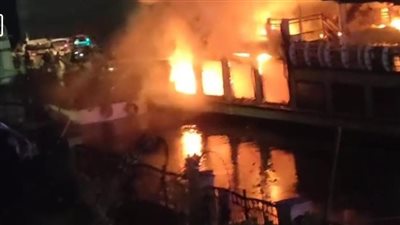 حريق هائل يلتهم مركبًا نيليًّا بالمعادي.. والحماية المدنية تحاول السيطرة | فيديو