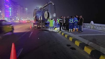 رئيس شركة الصرف الصحي بالإسكندرية يتابع تطهير الشنايش من آثار نوة المكنسة 