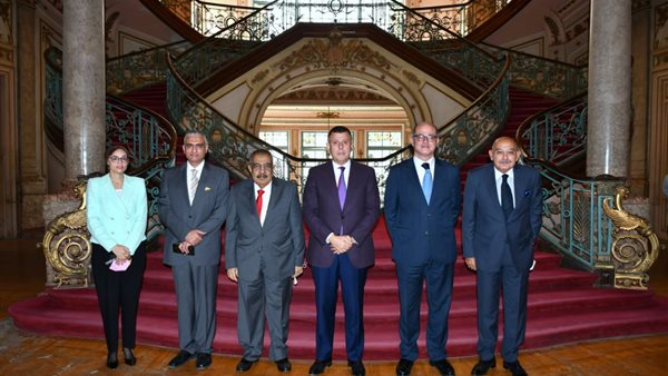 جامعة عين شمس وجامعة