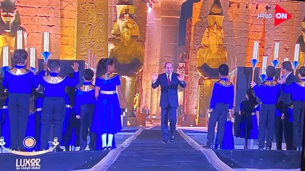 الرئيس السيسي يداعب