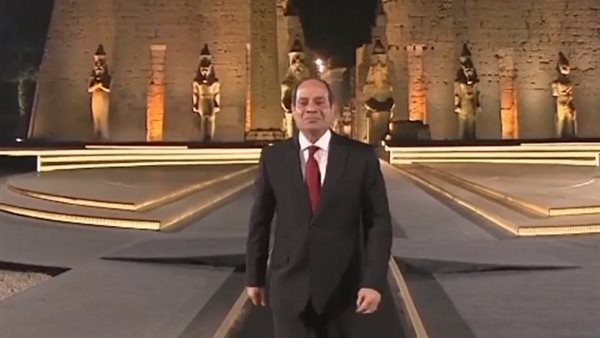 السيسي يتفقد طريق