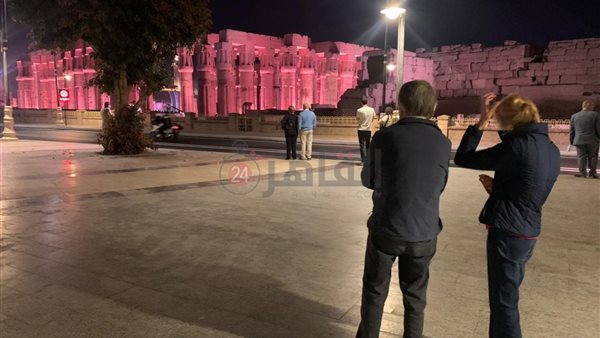 سياح أجانب يشاهدون