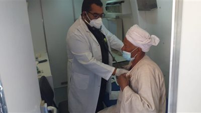 ضمن حياة كريمة.. الكشف على ألف و444 حالة في قافلة طبية بقنا