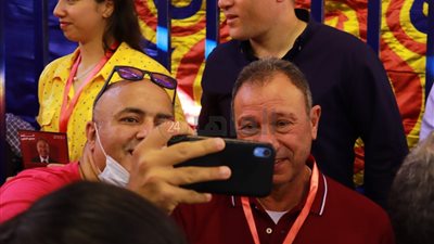 الخطيب يلتقط سيلفي مع أعضاء الجمعية العمومية 