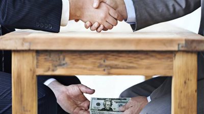 ظرف كبير يحوي تقرير تشغيل مستشفيات خاصة.. الجنايات تفض أحراز قضية رشوة وزارة الصحة