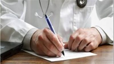 حرف خاطئ يعرض المريض للموت.. الصيدليات تطالب بإلغاء الروشتة المكتوبة باليد | فيديو جراف