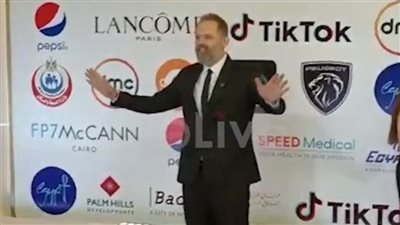 لقطة فكاهية لـ محمد محمود عبد العزيز على ريد كاربت مهرجان القاهرة السينمائي | فيديو