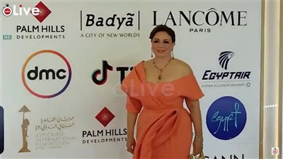 إلهام شاهين تمنع ابنة شقيقتها من التصوير معها على ريد كاربت القاهرة السينمائي | فيديو 