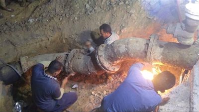 انقطاع المياه عن 18 منطقة بالفيوم بسبب إصلاح عطل بخط رئيسي بالسواقي | صور