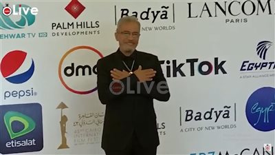 المصورون الصحفيون يحتفلون بعيد ميلاد صبري فواز على ريد كاربت مهرجان القاهرة السينمائي | فيديو 