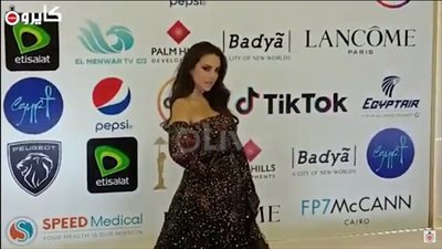 الفنانة درة تتألق بفستان أسود لامع في افتتاح مهرجان القاهرة السينمائي | فيديو