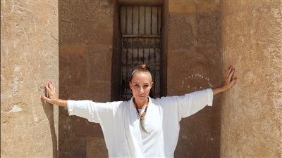 المطربة الأمريكية آمون ستار تزيل الستار عن كليبها الجديد داخل الأهرامات الثلاثة | فيديو وصور