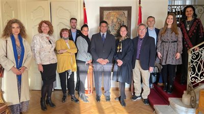  سفير مصر في بلجراد يبحث تعزيز التعاون الثنائي مع المخرجين والنقاد بمناسبة مهرجان القاهرة السينمائي 