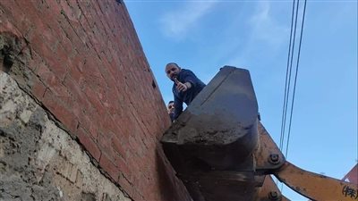 من فوق اللودر.. مدرب بالدرجة الرابعة يجسد معاني الإخلاص والجد