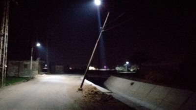 عامود كهرباء آيل للسقوط ويعرض حياة المواطنين للخطر في سوهاج | صور