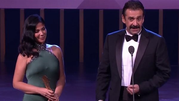 كريم عبد العزيز ومنى