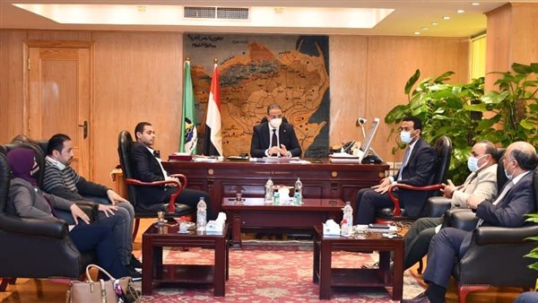محافظ الفيوم يبحث