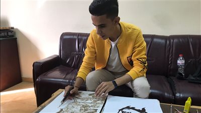بالنار والشاي والعسل.. شاب يُبدع في الرسم بكفر الشيخ ويهدي صورة للشهيد المنسي| صور وفيديو
