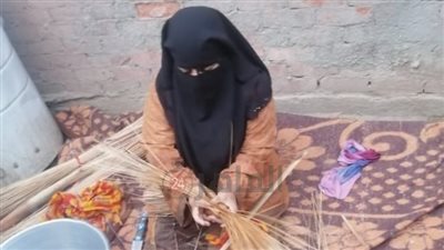 بترت قدميها بعد حادث فتركها زوجها.. صفاء تبيع مكانس الخوص للإنفاق على أطفالها بقنا