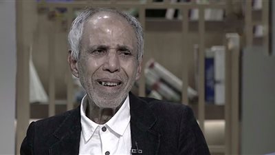 بسبب أمراض الشيخوخة.. أبناء يطردون والدهم في الشارع بمساعدة والدتهم | فيديو جراف 