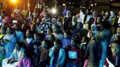 عروض موسيقى وعرائس على المسرح المتنقل بقرية سلوا بأسوان 