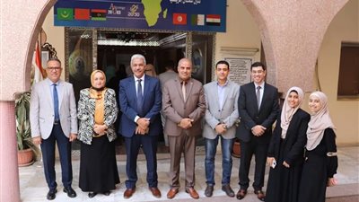 رئيس جامعة الأزهر يشيد بمشروعات حاضنة رواق القاهرة بصيدلة البنات| صور