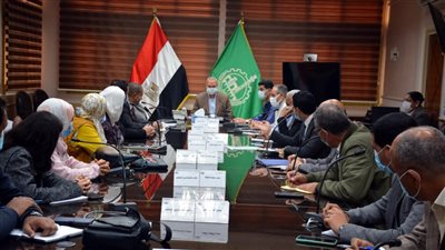 محافظ القليوبية يناقش مشروع تطوير منطقتي بهتيم والخانكة