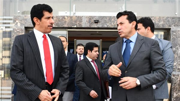 وزير الرياضة وسفير