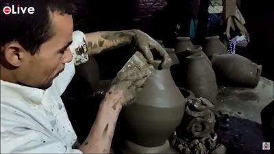 صانع فخار حاصل على دكتوراه في الإعلام: ماتستكبرش على أي شغل يجيب رزق حلال | فيديو