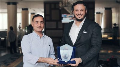 بيراميدز يمنح سفير مصر بالكونغو درع النادي