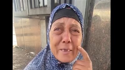 بائعة مناديل مُسنة تستغيث باكية: الناس بتسرقني عشان مابشوفش.. وماليش حد يساعدني | بث مباشر 