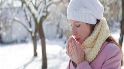  تناول الأطعمة الساخنة والجلوس في غرفة دافئة.. نصائح للتعامل مع البرد القارس