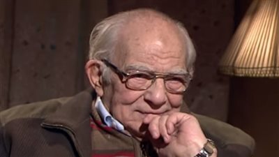 رشوان توفيق ليس الأول.. فنانون ذاقوا العنف والجحود على يد أبنائهم | فيديو جراف