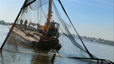 إزالة 63 قفصا سمكيا بفرع النيل بالبحيرة