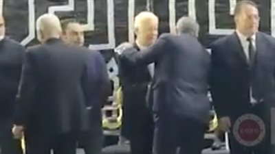 مرتضى منصور يرفض معانقة طاهر أبو زيد في عزاء المستشار جلال إبراهيم | فيديو