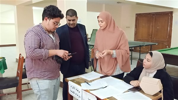 توافد الطلاب للتصويت