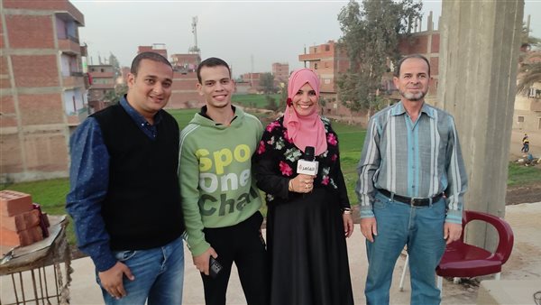 أسرة طنط منى مع صحفي