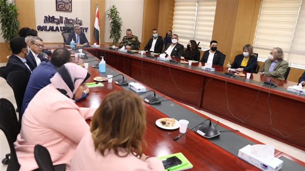  وفدًا من سفراء دول