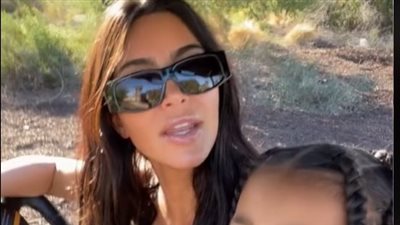 كيم كارديشيان ترقص على تيك توك بصحبة ابنتها