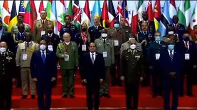 الرئيس السيسي يلتقط صورة تذكارية مع المشاركين في معرض إيديكس 2021| فيديو