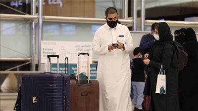  تعرف على قرارات السعودية بشأن تمديد التأشيرات وشروط الحصول على تأشيرة عمرة | بث مباشر