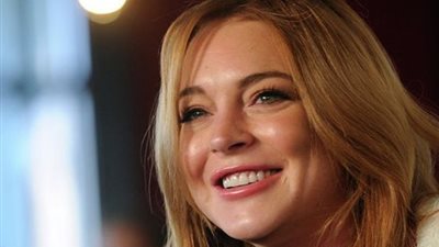 النجمة العالمية ليندسي لوهان تعلن ارتباطها بشاب عربي