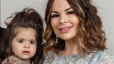 تبلغ من العمر 18 شهرا.. طفلة تخطف أنظار المارة عند مشاهدتها في بريطانيا