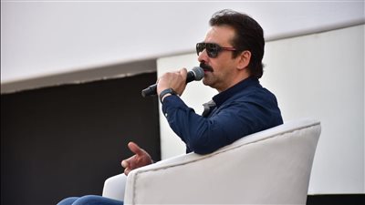 كريم عبد العزيز: أنا مش بتاع نصائح بس لازم الجيل الجديد يحترم شغله | فيديو